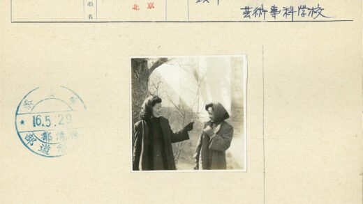 冬日树下两女子畅谈.jpg
