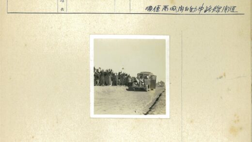 冬日欢送装饰旗公交车的人群.jpg