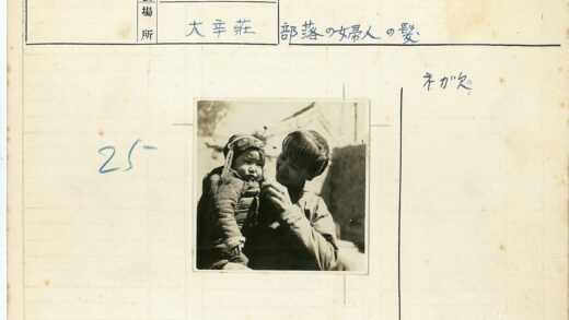 冬日母子温馨户外照.jpg