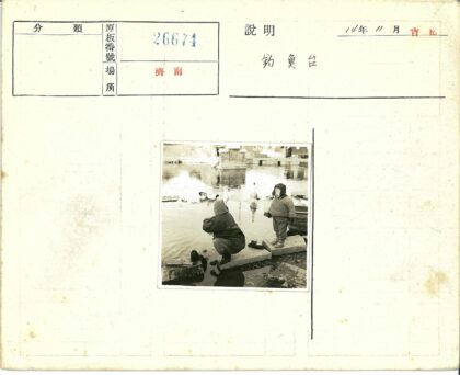 冬日水边童趣与古老建筑.jpg