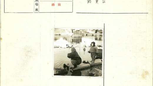 冬日水边童趣与古老建筑.jpg
