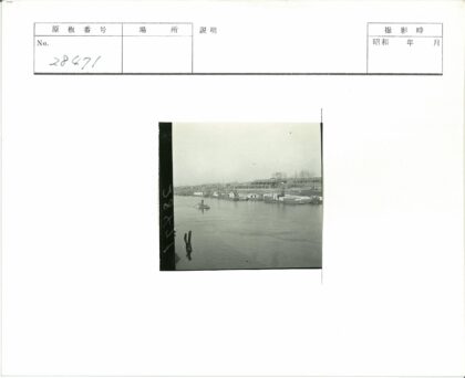 冬日河岸小船与城市风景.jpg