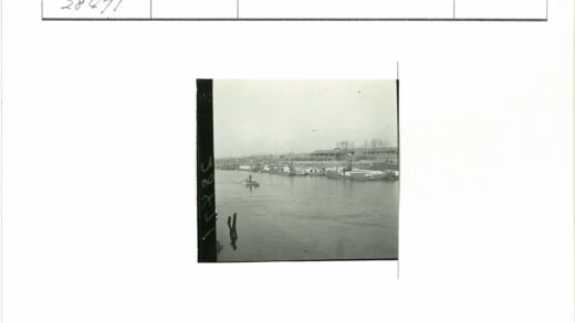 冬日河岸小船与城市风景.jpg