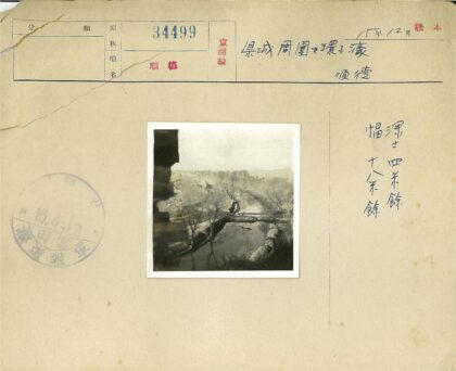 冬日河流蜿蜒穿行建筑与枯树间.jpg