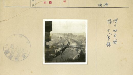 冬日河流蜿蜒穿行建筑与枯树间.jpg