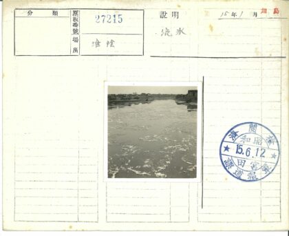 冬日河畔民居与枯树.jpg