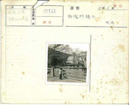 冬日河畔篱笆边的孩童.jpg