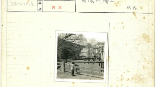 冬日河畔篱笆边的孩童.jpg