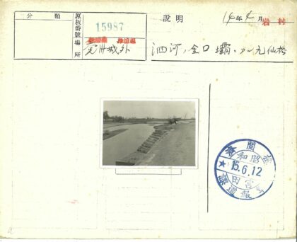 冬日河边石阶与枯树景观.jpg