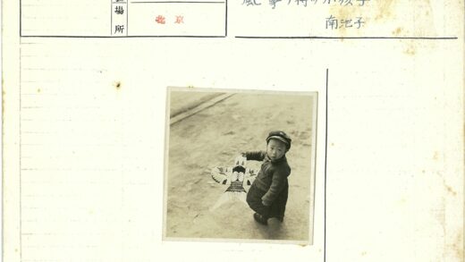冬日泥路持花风筝孩童.jpg