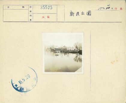 冬日湖畔凉亭与古建倒影.jpg