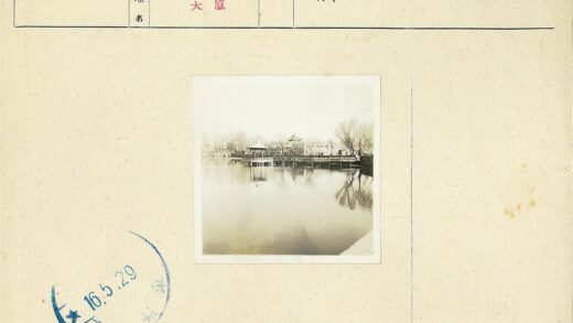冬日湖畔凉亭与古建倒影.jpg