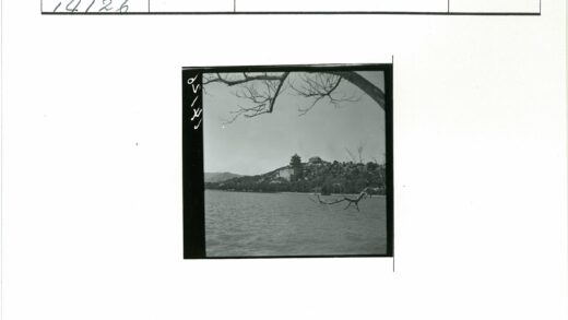 冬日湖畔山居远眺群山.jpg