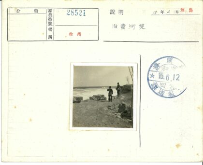 冬日湖畔岩石远眺桥景.jpg