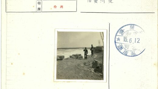 冬日湖畔岩石远眺桥景.jpg
