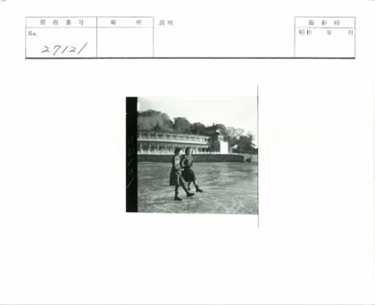 冬日溜冰场与高楼山林.jpg