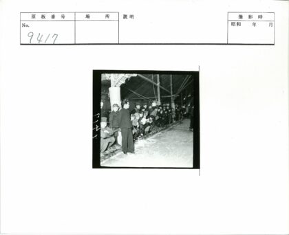 冬日溜冰场人群观赛.jpg