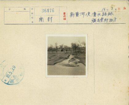 冬日溪流与村落景色.jpg
