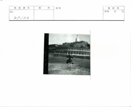 冬日滑冰者与山丘建筑.jpg