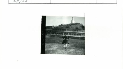 冬日滑冰者与山丘建筑.jpg