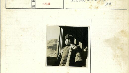 冬日火车窗外的丘陵童影.jpg