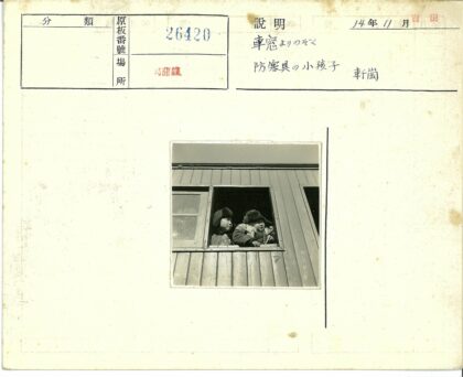冬日火车窗边的孩子.jpg