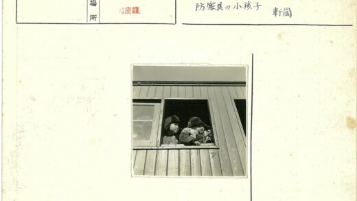 冬日火车窗边的孩子.jpg