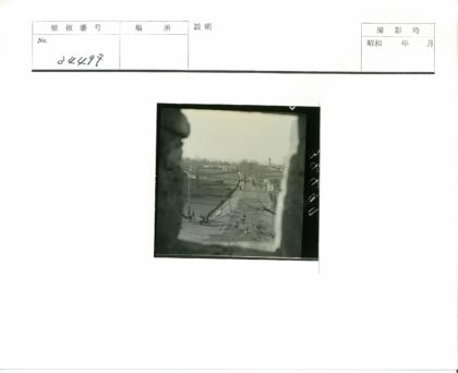 冬日田野行人自行车与远塔.jpg