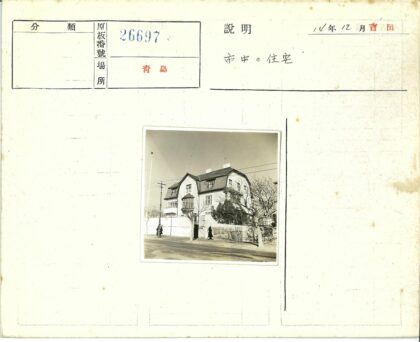 冬日白屋与行人.jpg