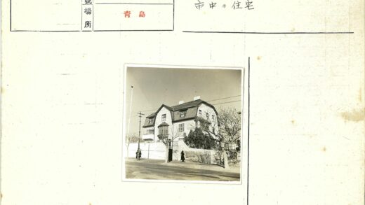 冬日白屋与行人.jpg