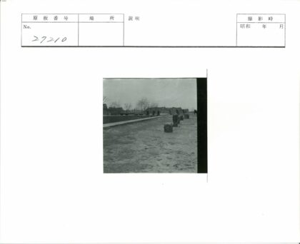 冬日石雕与老建筑街景.jpg