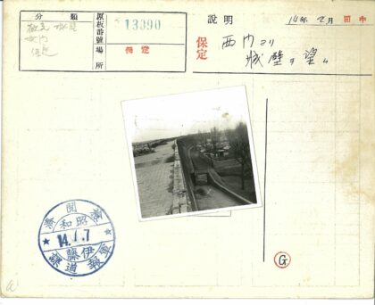 冬日砖墙人行道与乡村房屋.jpg