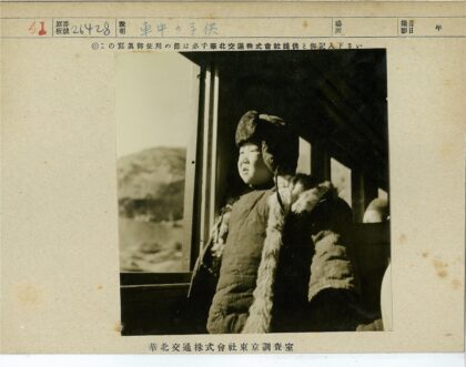 冬日窗边的皮袄孩童.jpg