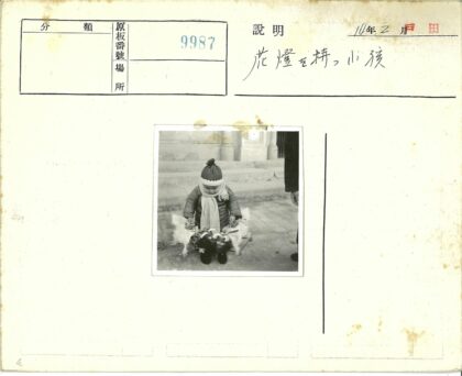 冬日童趣玩具小羊楼梯前.jpg