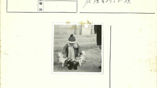 冬日童趣玩具小羊楼梯前.jpg