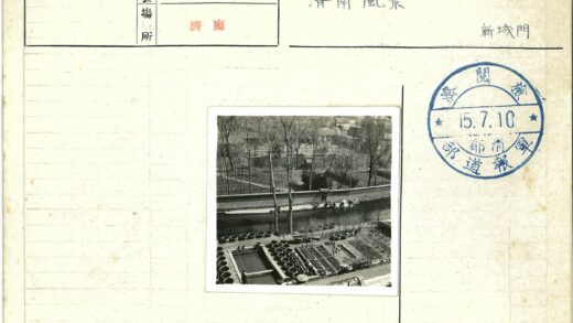 冬日花园篱笆与水渠景观.jpg