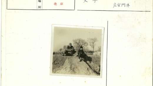 冬日荒地上的两人.jpg