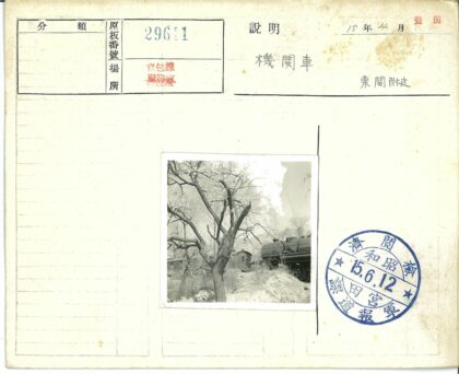 冬日蒸汽火车驶过乡村树林.jpg