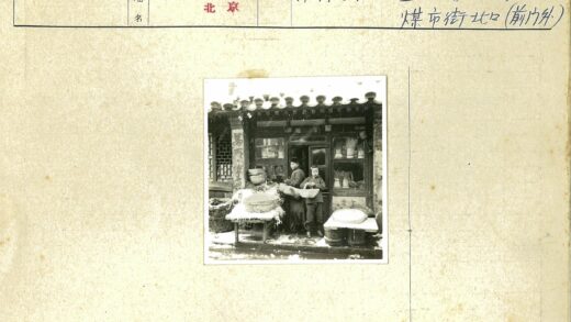 冬日蔬菜店前的孩童.jpg