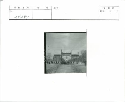 冬日街口历史大门行人车流.jpg