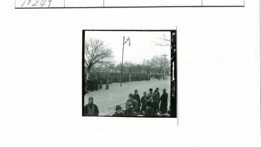 冬日街头人群与枯树路灯.jpg