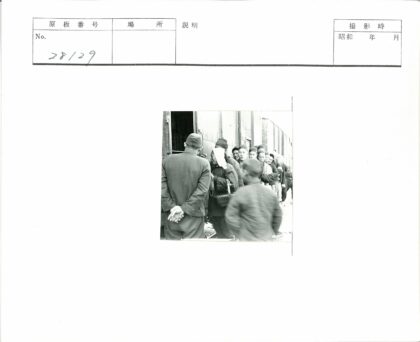 冬日街头戴帽提篮人群.jpg