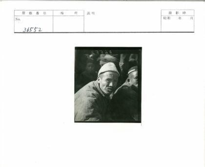 冬日街头戴帽男子特写.jpg