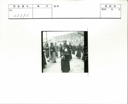 冬日街头持钟人与砖砌建筑.jpg