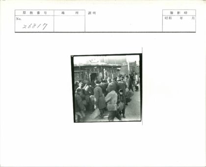 冬日街头排队购物资.jpg