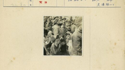 冬日街头母子与热闹人群.jpg