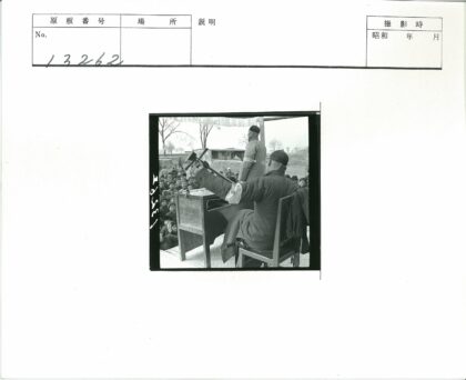 冬日街头演奏与演讲场景.jpg