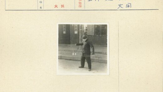 冬日街头玩空竹的男子.jpg