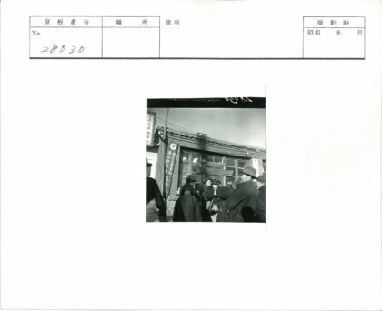 冬日街头的中国风建筑人群.jpg