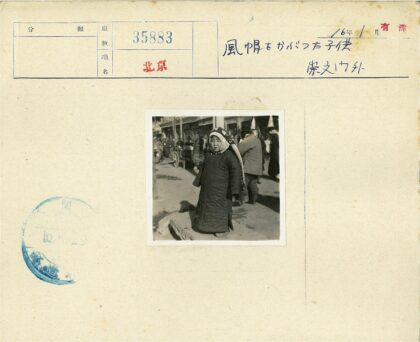 冬日街头的保暖孩童.jpg
